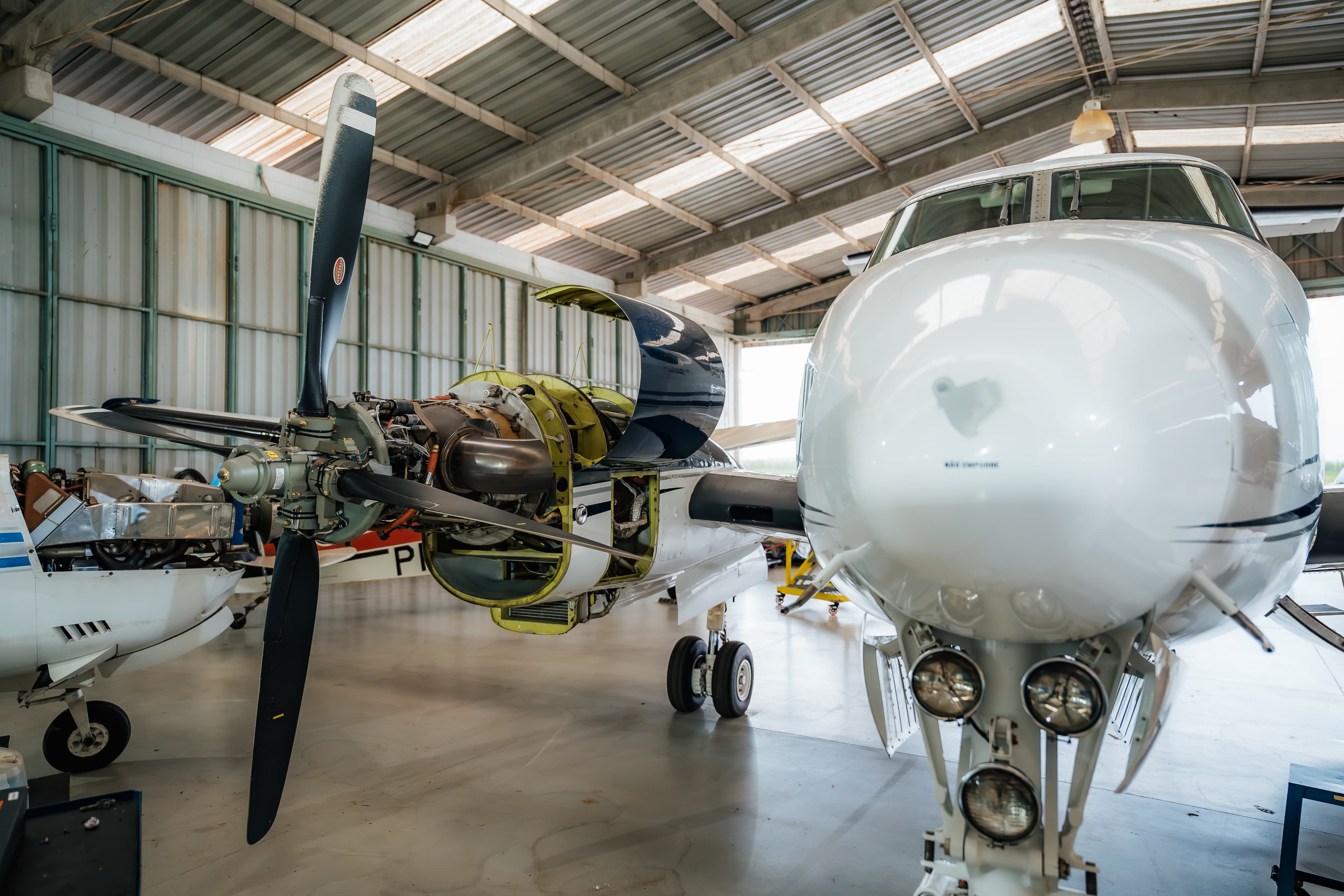 Aeronave em manutenção na base