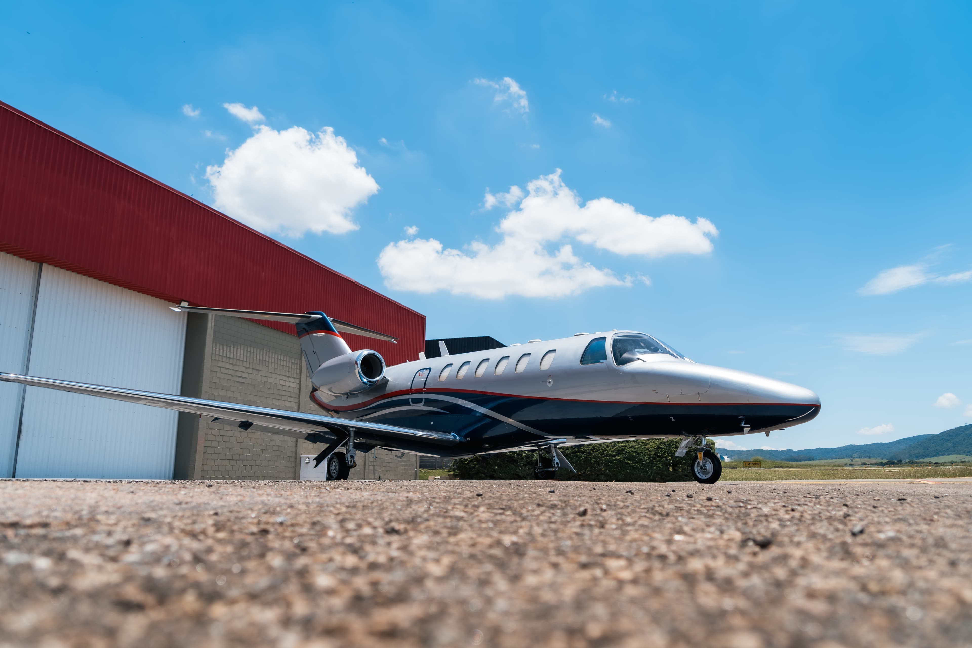 Jato executivo em frente ao hangar